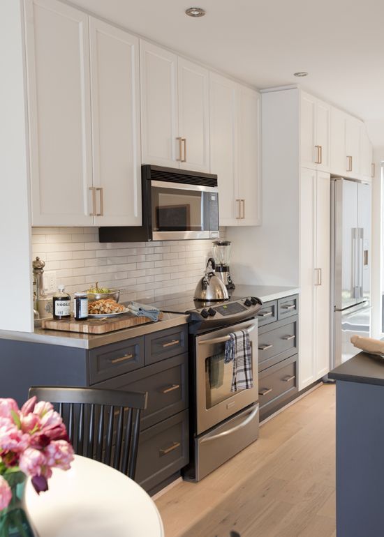 Under cabinet lights is a must in almost every kitchen. Using navy blue on the lower cabinets only was a good choice, because dark