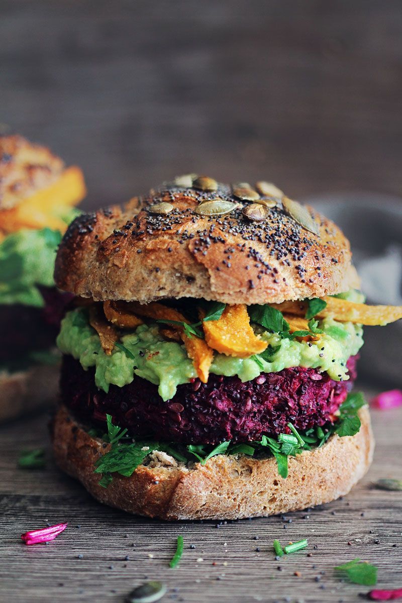 Beet burger with creamy avocado sauce and baked sweet potato fries| The Awesome Green