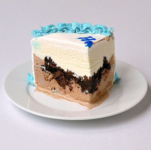 Copycat Ice Cream Cake.  I need to try this. Much better than paying $20+ for the ones at Dairy Queen.