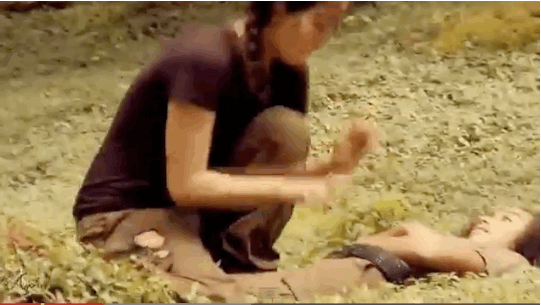 GIF When Katniss tickled Rue. | 24 Times The Cast Of “The Hunger Games” Broke Character (they werent even in character to begin