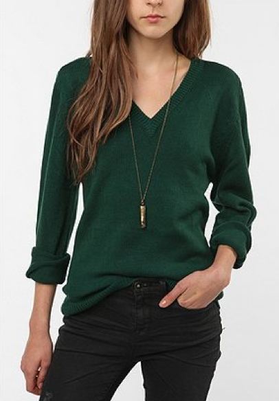 green sweater + black skinny jeans + long necklace