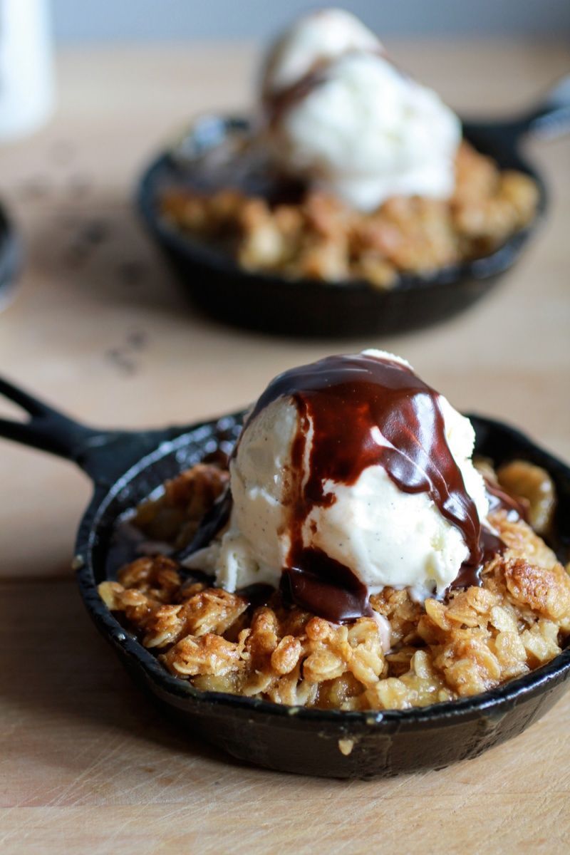 It’s banana crisp time. Yup, that’s right. Banana Crisp.With an oatmeal cookie crumble. and….. Chocolate Kahlua sauce. It