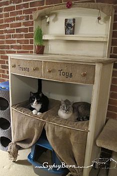 Love this idea! Might need a winter upcycling project… this would look great in the pet room.
