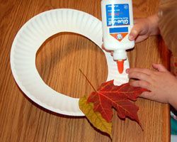 Making a fall leaf wreath with kids, craft, children, elementary school, paper plate, knutselen, kinderen, basisschool, maak een