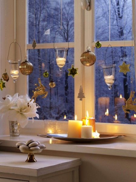 Mit Sternen, Kugeln und Teelichtern lässt sich ganz einfach weihnachtliche Atmosphäre am Fenster zaubern.