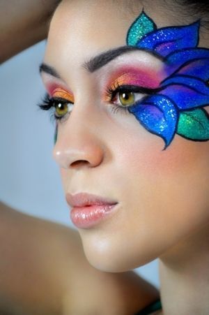 peacock face paint – I could pull this off for next year, and it has a cool beauty makeup to go with it, too :)