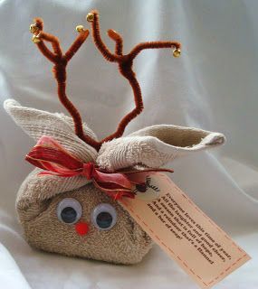 Reindeer Washcloth Filled with Bath Goodies – cute gift!  Would be cute to do with burlap and fill with any little gifts or