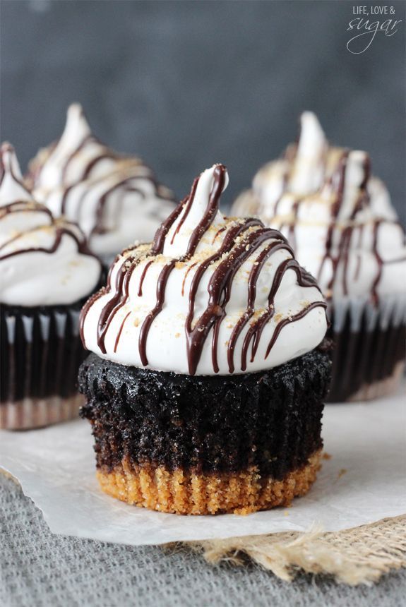 Smores Cupcakes – super moist chocolate cupcakes with a graham cracker crust, topped with a light marshmallow frosting!