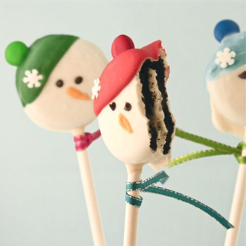 Christmas dessert idea – Oreo Snowman Pops tutorial {click link for full tutorial}.