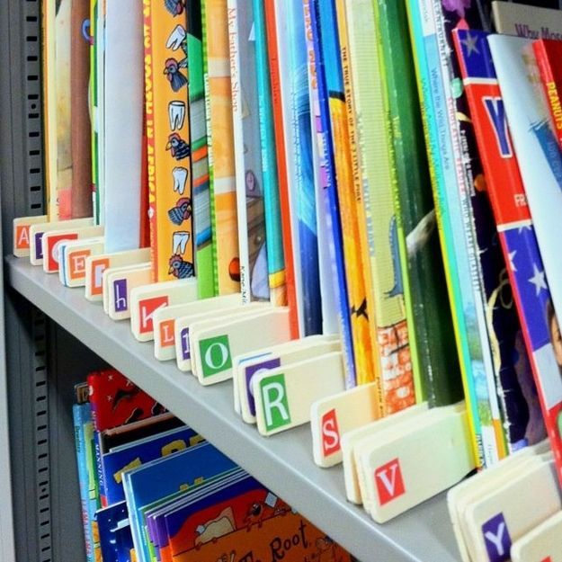 Divide books using paint stirrers. | 29 Clever Organization Hacks For Elementary School Teachers