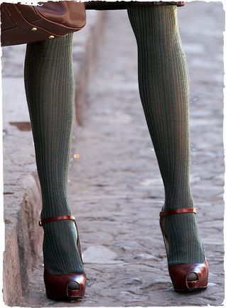 Love the color contrast with the shoes. The texture of these tights make for a great fall look