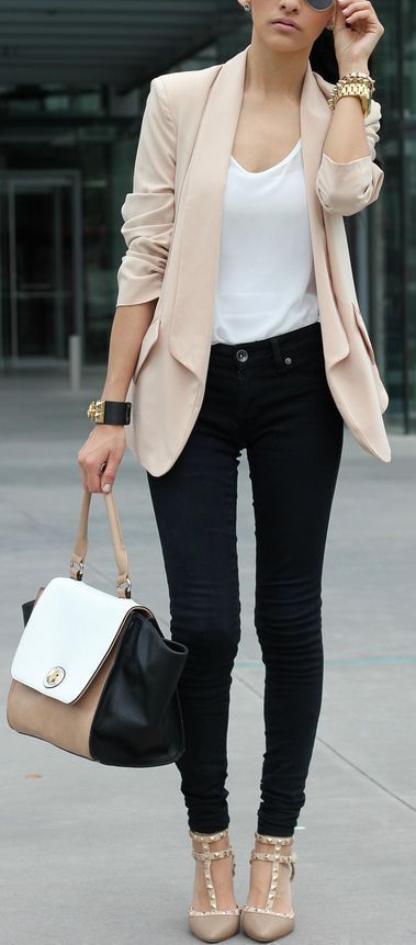 Street style, muy aplicable! Light taupe blazer, white shirt and black skinny jeans. Valentino Rockstud heels