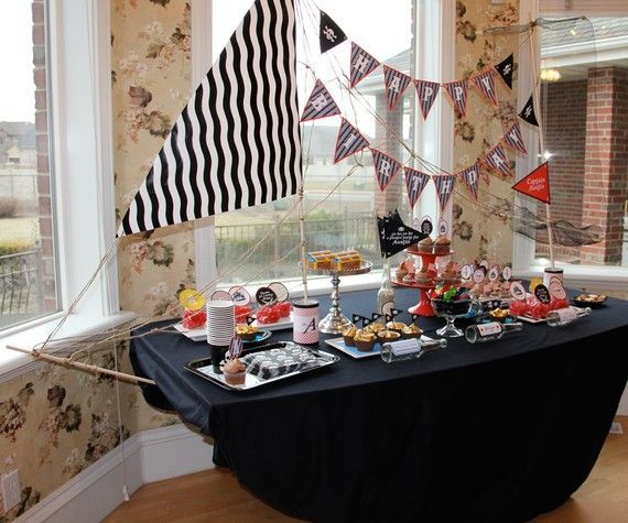 What a great pirate party table.