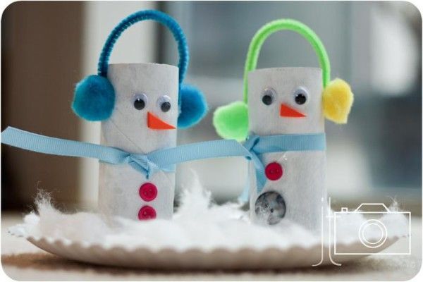 Winter craft for kids! Toilet paper tube snowmen. Have kids write a short story using their snowman as the main character.
