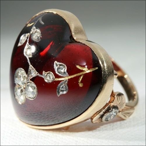 Heart-shaped garnet ring inlaid with gold, silver and rose cut diamonds, c. 1890-1900.