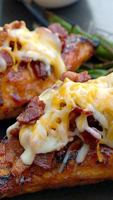 Recipe For Monterey Chicken – Copycat Chilis – I love the combination of bacon, cheese and bbq sauce. It’s insane how easy this
