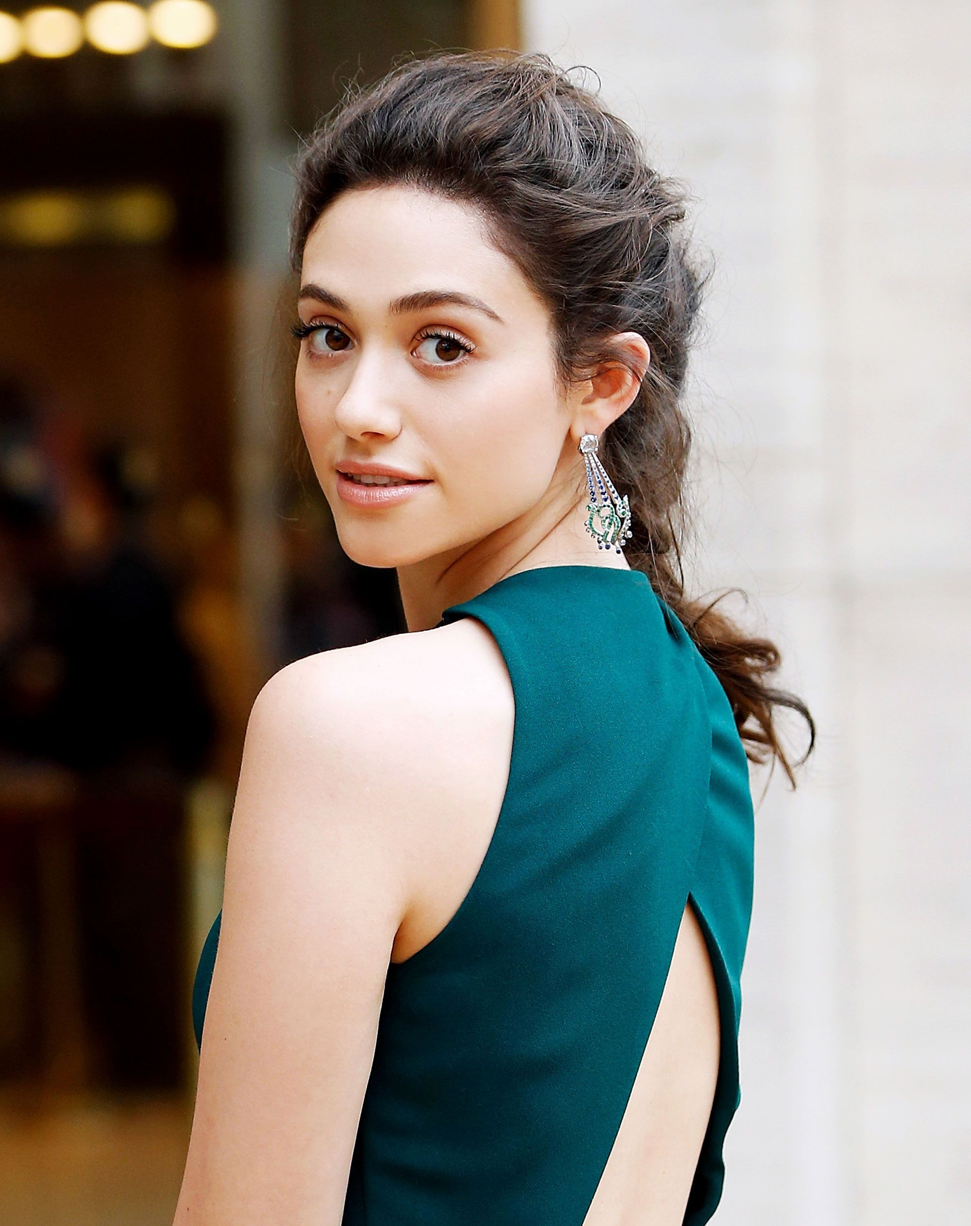 The perfect “no makeup” makeup look on Emmy Rossum. Click through for tips from her makeup artist on how to get this look. #beauty