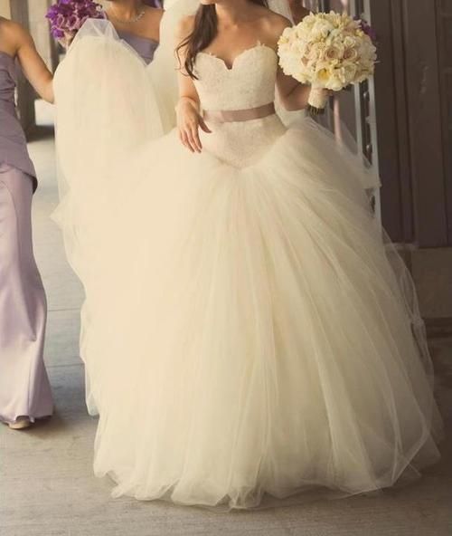VERA WANG WEDDING DRESS 1.  Who doesn’t love Vera Wang wedding dresses? 2. Look at how ethereal and beautiful that is.