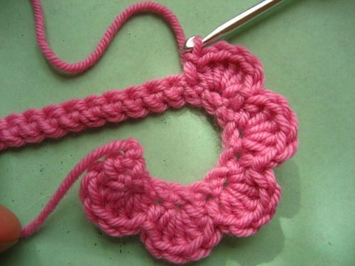 An easy way to make crocheted roses….lots of possibilities of what to do with them (headbands, embellishments on pillows, etc).