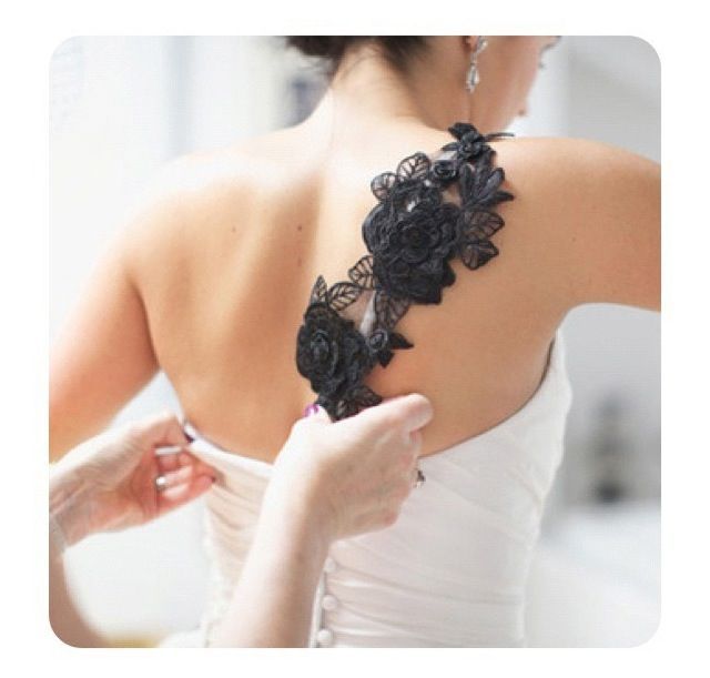 Black wedding details; looooooooove the lace! such cute accent