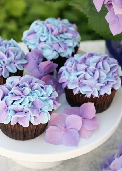 Blue and Lavender flower cupcakes | DIY Cupcake Decorating Idea – pretty sure I’d never be able to achieve it, but they’re so darn
