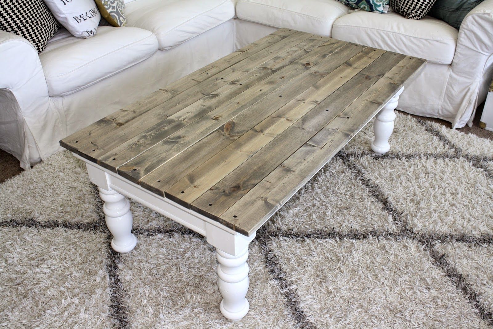 Easy DIY!! Just use an old coffe table and add a new top Nifty Thrifty Momma: Farmhouse Style Coffee Table