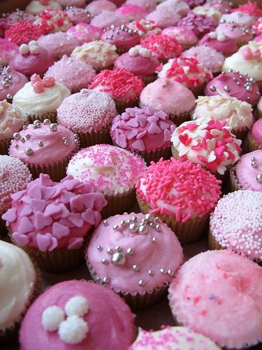 gorgeous pink cupcakes – frothy, pearly, and covered in hearts and sparkles! Perfect for the right wedding or Valentine’s Day ♥