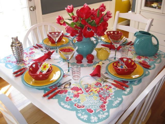 Love this table setting.  Vintage tablecloth and Fiesta!  Add some orange in there and it would totally match my kitchen!