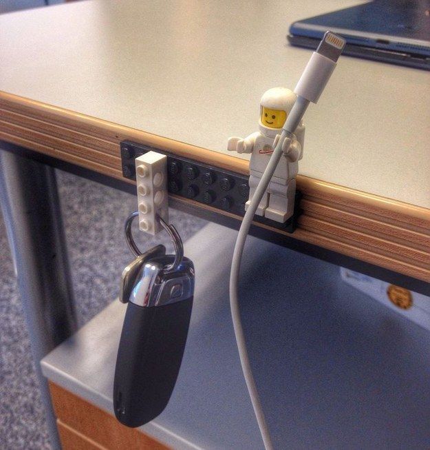 Peças de Lego podem ser organizadores incríveis para uma mesa de escritório. | 51 soluções de armazenamento revolucionárias