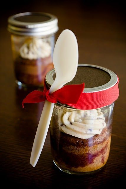 so right up my SIL’s alley :) Practical and stylist way to transport your cupcakes. Great holiday gift idea.