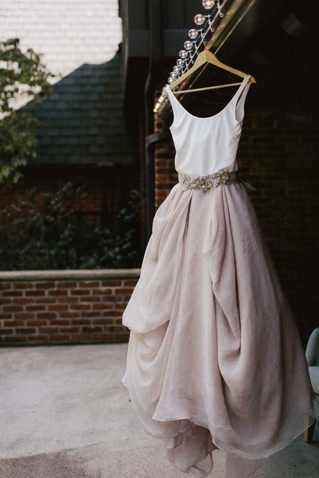 »Casual Wedding Dresses: Carol Hannah; photo: Jillian Bowes Photography Via Intimate Weddings«