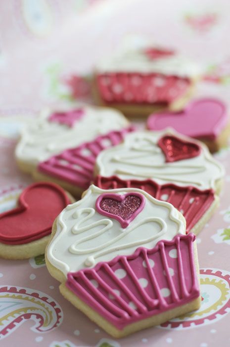 Cupcake Valentine cookies~ Lots of other cookie decorating for inspiration!