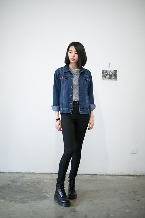 Cute and laid-back look with the grey tee, denim jacket, black boots, and black trousers.