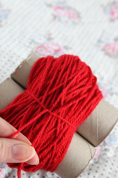 DIY Pom Poms – easy way to make pom poms (in swedish) but pics easy enough to understand.