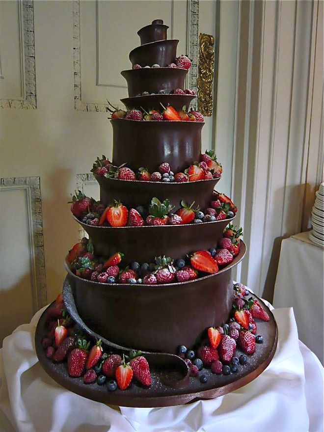 Extreme red and back wedding cake: strawberries and dark chocolate