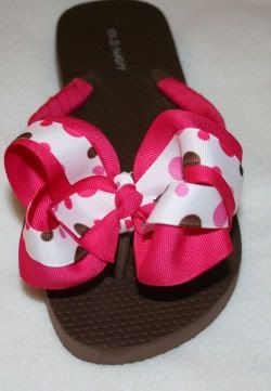 Ribbon-wrapped flip flops with interchangeable bows. Will definitely be doing this for my little girl one day. :)