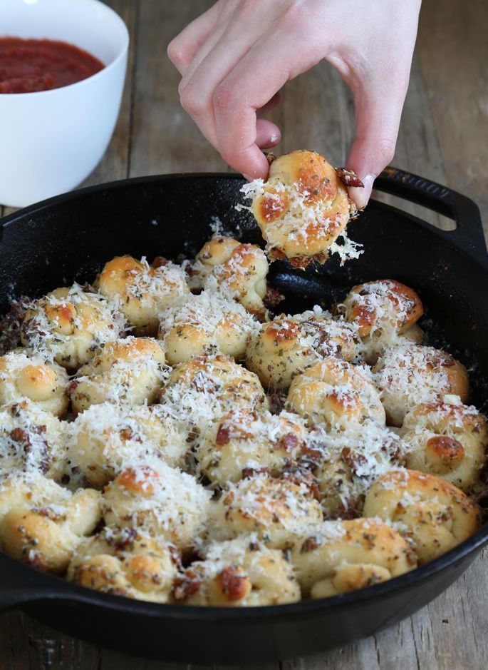 Get this tested, easy-to-follow recipe for pull-apart gluten free garlic knots with bacon—made in a cast iron skillet. Perfect!