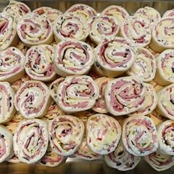 Muffuletta Pinwheels – Delicious appetizer, lunch, or snack!  Perfect for entertaining!  #cocktailparty
