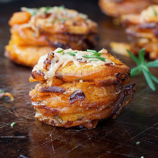 Rosemary Sweet Potato Stackers – every little slice of potato is cooked to perfection in a muffin pan!