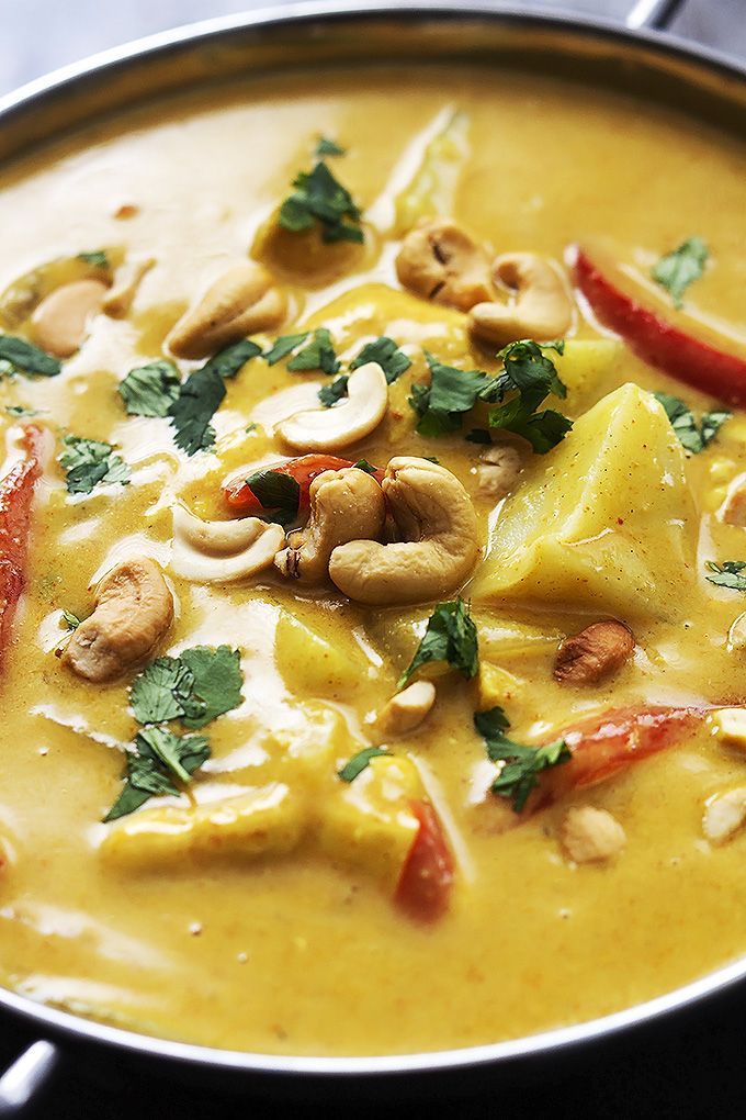 Saucy coconut curry chicken with sweet red peppers, tender potatoes, and crunchy cashews made right in your crockpot! | Creme de
