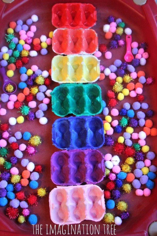 Toddler play activity: pom pom colour sorting!