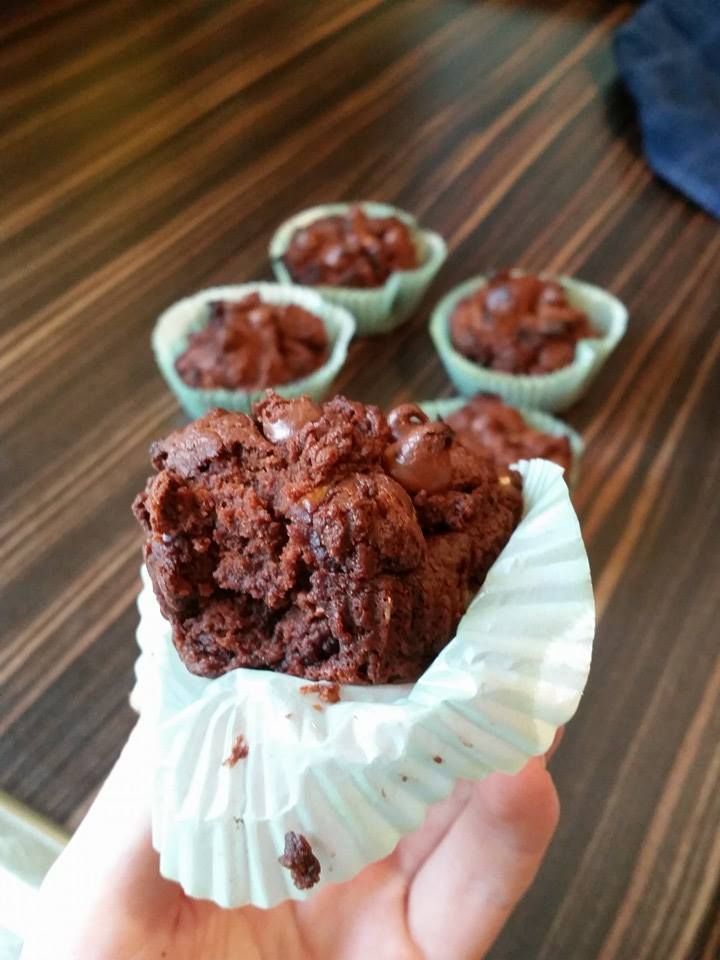 3-Ingredient Healthy Chocolate Muffins x6 •2 ripe bananas •½ cup creamy peanut butter (or other nut butter) •3-4 tbsp cocoa
