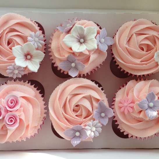 Simple, girly summer flower cupcakes | Pretty Witty Cakes