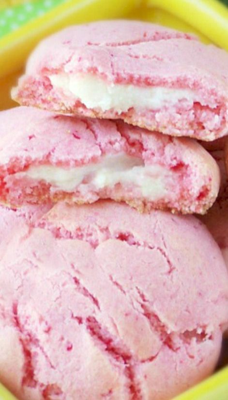 Strawberry Pudding Cheesecake Cookies Recipe ~ A creamy and delicious strawberry pudding cookie with a cheesecake filling.