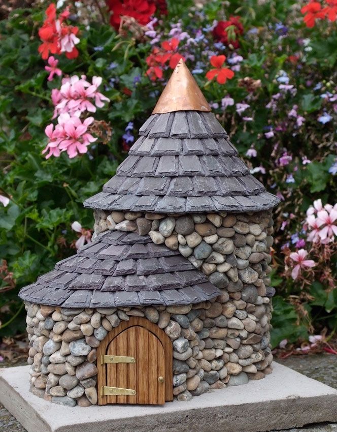 These small fairy towers are just right for your fairies. The towers are small enough, therefore, they can fit in anywhere. This