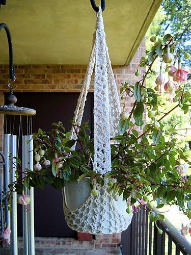 crochet plant hanger  omg I would LOVE to make this!? Maybe on YouTube?? Ill check :) |Pinned from Pin