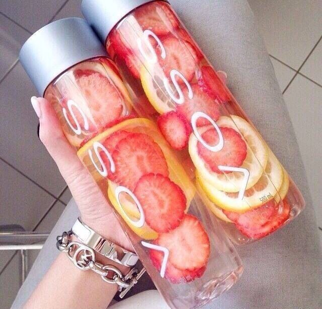 For a detox that’ll only take a day, take fresh cut strawberries and lemons + put them in ice water! The n