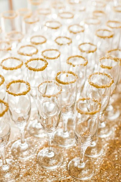 Gold sugar sparkle rims for champagne flutes. Love this so much!