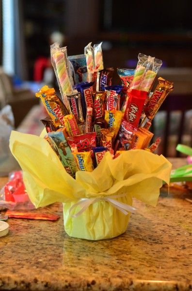 Tutorial: Candy Bouquet The trifecta of presents: cute, easy, and inexpensive!