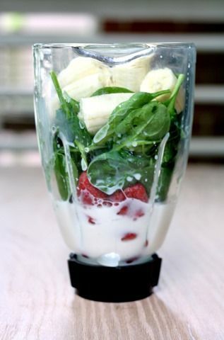 4 INGREDIENT GREEN SMOOTHIE 2 cups raw spinach 2 frozen medium bananas 1 cup fresh, whole strawberries 1 c